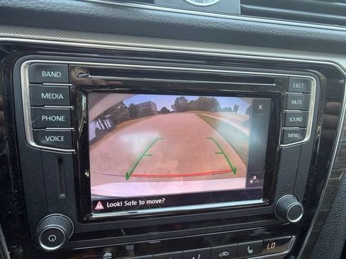 Used 2016 Volkswagen Passat 1.8T SE FWD image 12