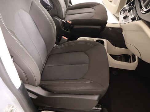 Used 2023 Chrysler Voyager LX image 14