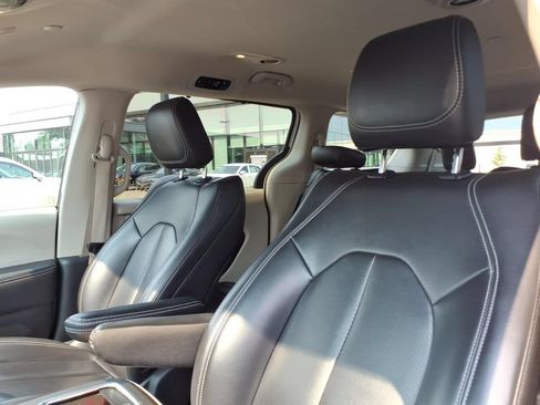 Used 2023 Chrysler Pacifica Touring-L FWD image 17