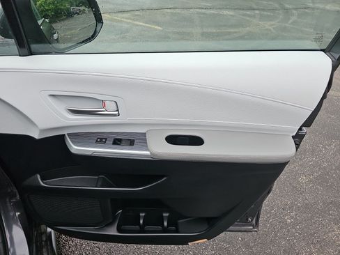Used 2025 Toyota Sienna XLE FWD image 15