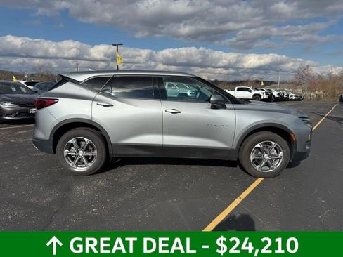 Used 2025 Chevrolet Blazer LT FWD image 2
