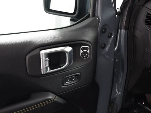 Used 2025 Jeep Wrangler Unlimited Sahara AWD/4WD image 15