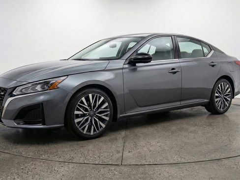 Used 2025 Nissan Altima 2.5 SV image 3
