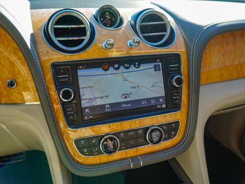 Used 2017 Bentley Bentayga AWD/4WD image 13