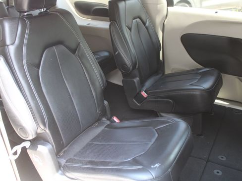 Used 2023 Chrysler Pacifica Touring-L FWD image 19