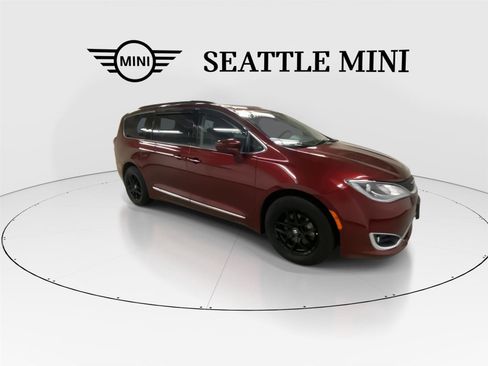 Used 2017 Chrysler Pacifica Touring-L FWD image 13