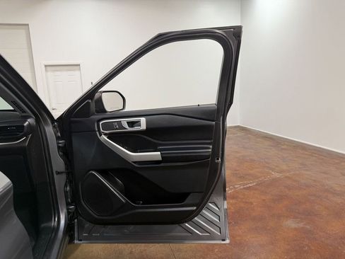 Used 2022 Ford Explorer XLT image 61