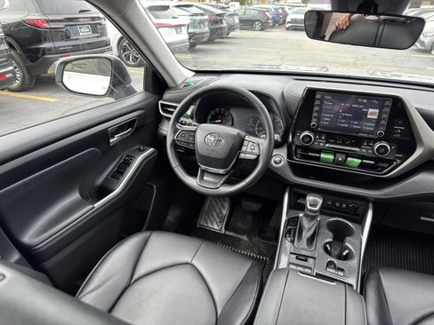 Used 2021 Toyota Highlander XLE AWD/4WD image 34