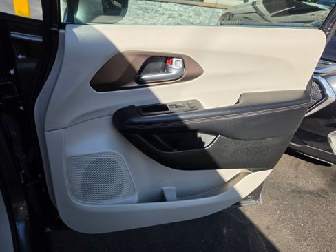 Used 2017 Chrysler Pacifica Touring-L FWD image 46
