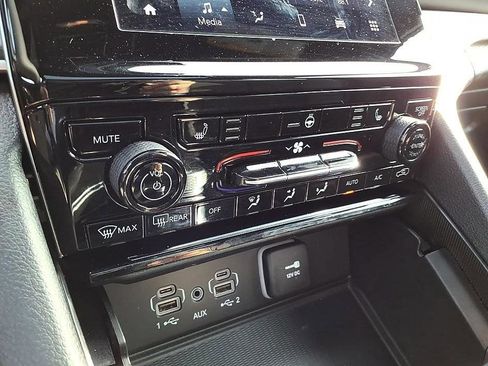 Used 2024 Jeep Grand Cherokee Altitude AWD/4WD image 27