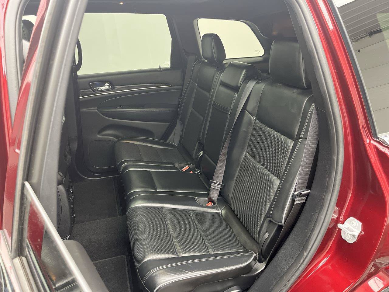 Used 2019 Jeep Grand Cherokee Overland AWD/4WD image 12