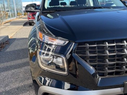 Certified 2025 Hyundai Venue SE image 3