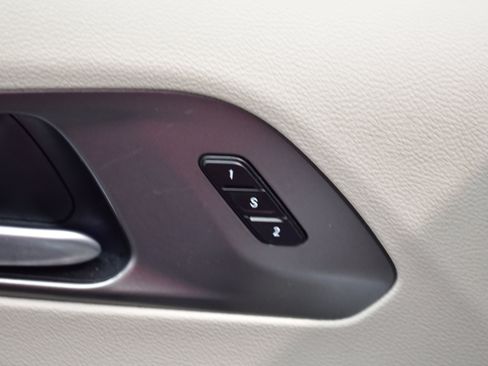 Used 2024 Chrysler Pacifica Touring-L FWD image 18