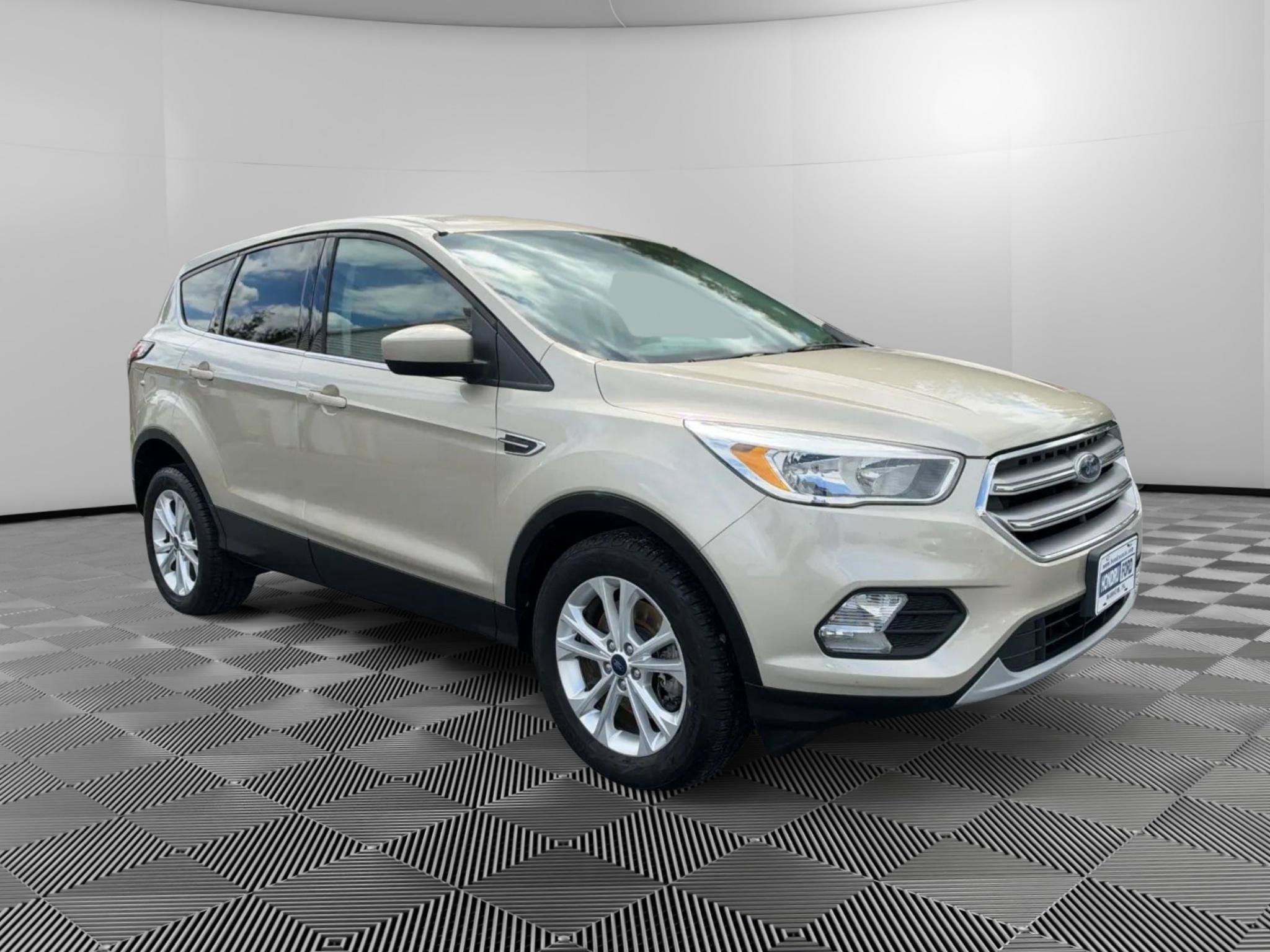 Used 2017 Ford Escape SE w/ SE Cold Weather Package AWD/4WD image 2