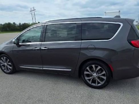 Used 2018 Chrysler Pacifica Limited w/ Tire & Wheel Group FWD image 7