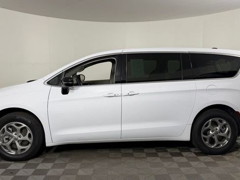 Used 2024 Chrysler Pacifica Limited AWD/4WD image 5