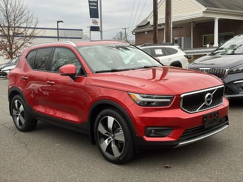 Used 2022 Volvo XC40 T5 Momentum image 3