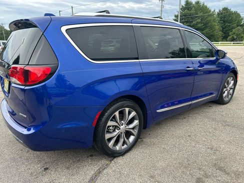 Used 2019 Chrysler Pacifica Limited w/ Tire & Wheel Group FWD image 4