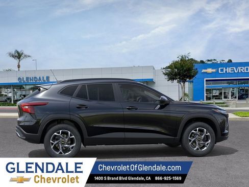 New 2026 Chevrolet Trax LT w/ Driver Confidence Package FWD image 5