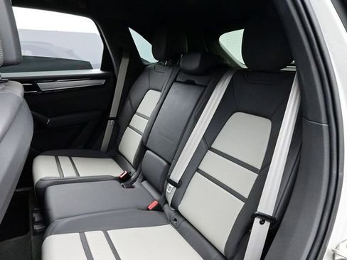 Certified 2022 Porsche Cayenne Platinum Edition image 13