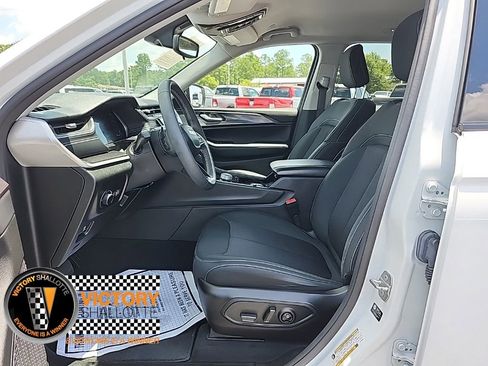 Certified 2023 Jeep Grand Cherokee Laredo image 20