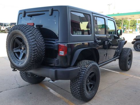 Used 2018 Jeep Wrangler Unlimited Rubicon w/ Connectivity Group AWD/4WD image 7