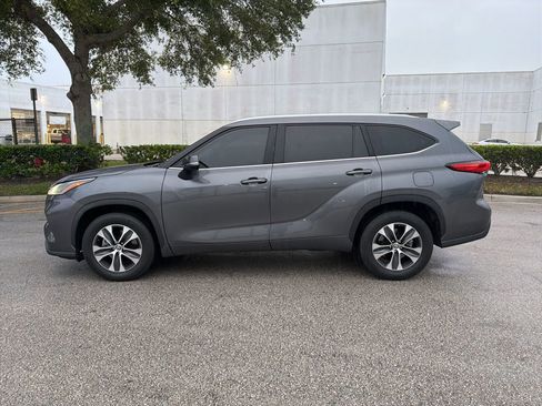 Used 2021 Toyota Highlander XLE FWD image 2
