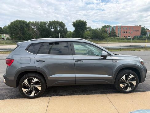 Used 2023 Volkswagen Taos SE w/ Panoramic Sunroof Package AWD/4WD image 9
