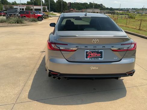 Used 2025 Toyota Camry SE image 7