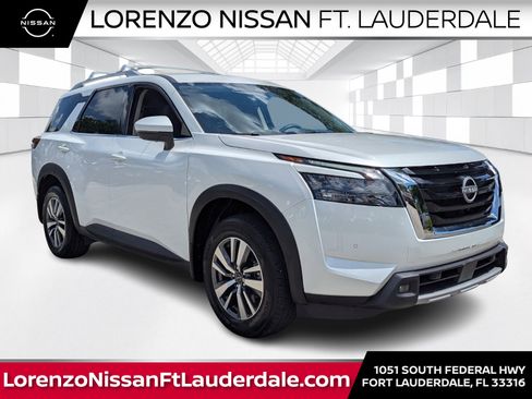 Certified 2025 Nissan Pathfinder SL FWD image 1