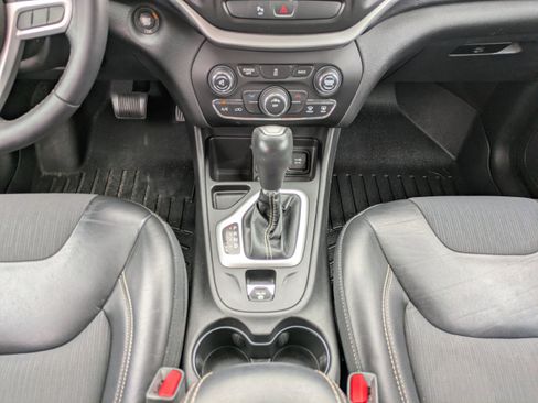Certified 2018 Jeep Cherokee Latitude Plus FWD image 17