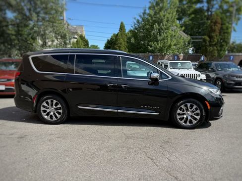 Used 2023 Chrysler Pacifica Pinnacle FWD image 4