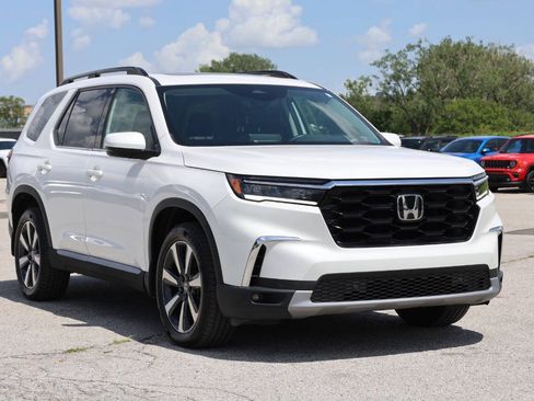 Used 2024 Honda Pilot Touring image 4