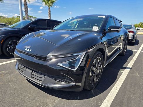 Certified 2025 Kia EV6 Light w/ Light LR Technology Package image 3