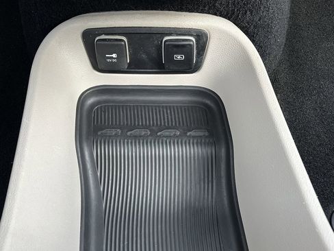 Used 2021 Chrysler Pacifica Touring-L image 7