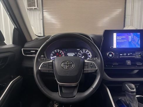 Used 2024 Toyota Highlander LE image 40