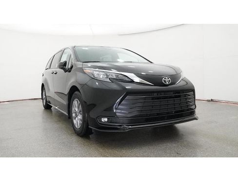 New 2026 Toyota Sienna XLE image 30