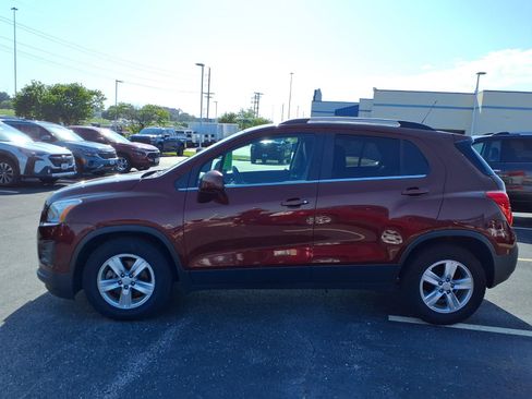 Used 2016 Chevrolet Trax LT w/ LT Sun and Sound Package FWD image 23