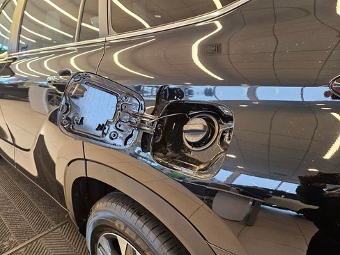 Used 2023 Toyota Highlander XLE AWD/4WD image 34