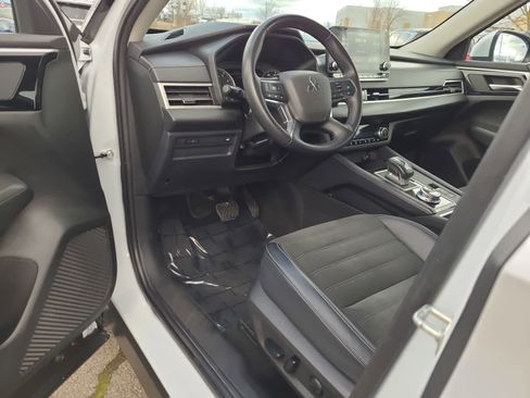Used 2024 Mitsubishi Outlander SE image 10