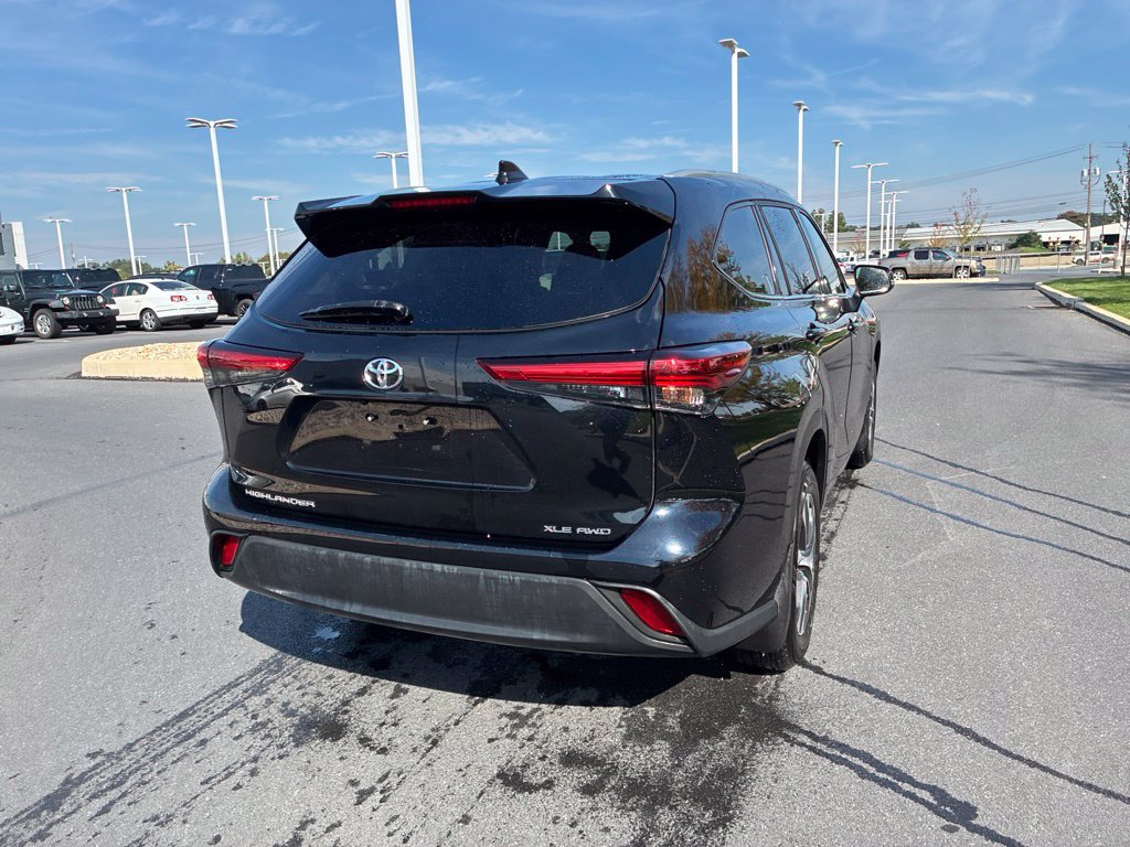 Used 2022 Toyota Highlander XLE AWD/4WD image 9
