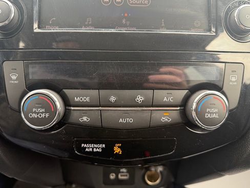 Used 2020 Nissan Rogue SV image 27