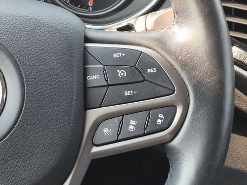 Used 2019 Jeep Cherokee Limited w/ Technology Group AWD/4WD image 17