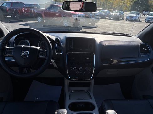Used 2017 Dodge Grand Caravan SXT image 9