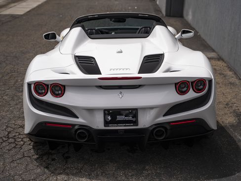 Certified 2021 Ferrari F8 Tributo RWD image 4