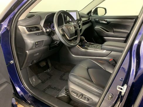 Used 2023 Toyota Highlander XLE AWD/4WD image 31