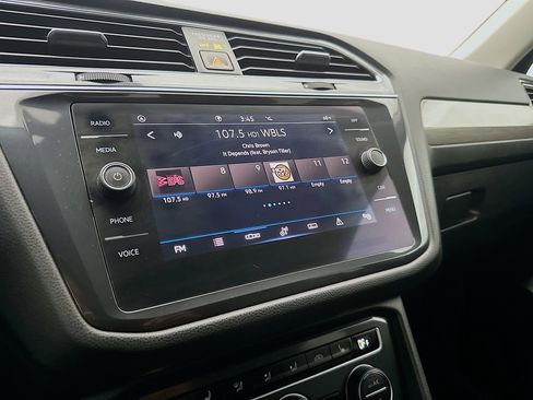 Used 2021 Volkswagen Tiguan SE R-Line image 17