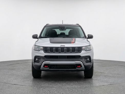Used 2025 Jeep Compass Trailhawk AWD/4WD image 2