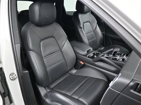 Used 2023 Porsche Cayenne Platinum Edition image 17