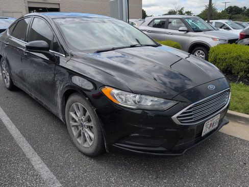 Used 2017 Ford Fusion SE w/ Fusion SE Technology Package FWD image 3